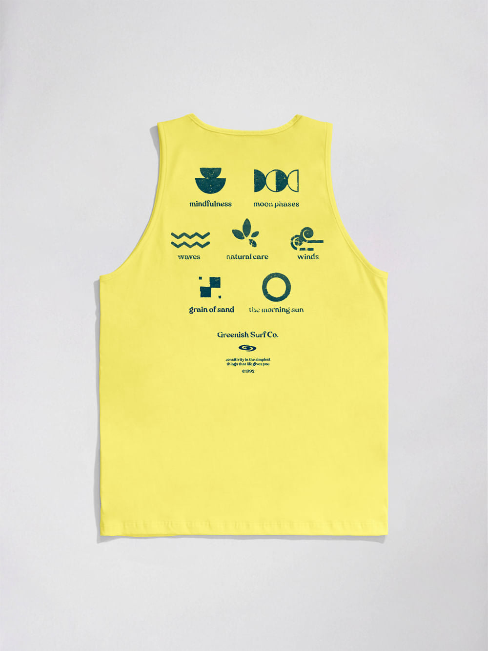 Regata amarela da marca Greenish, com design único e eco-friendly, perfeita para o verão.