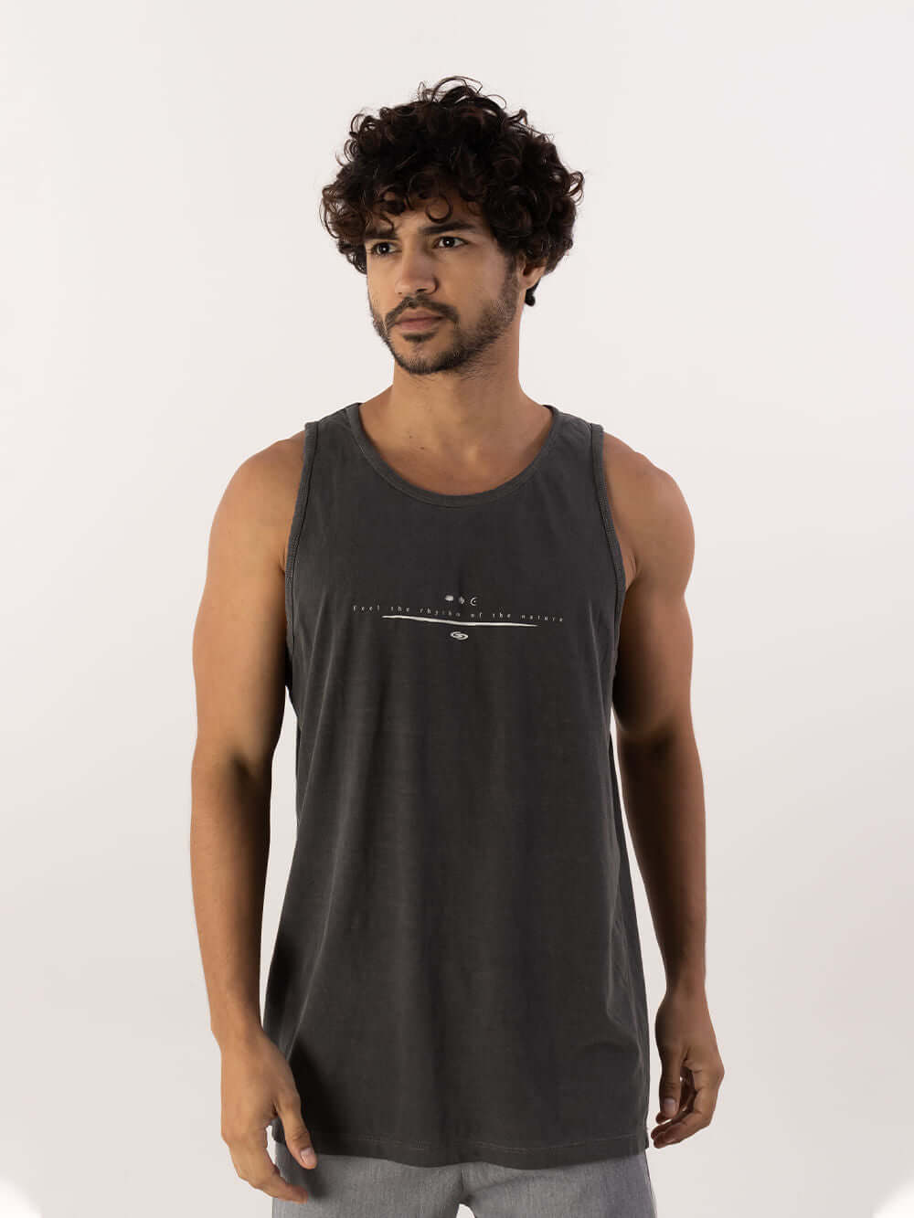 Regata Chumbo Greenish, feita de algodão, modelo minimalista e confortável, ideal para o verão.