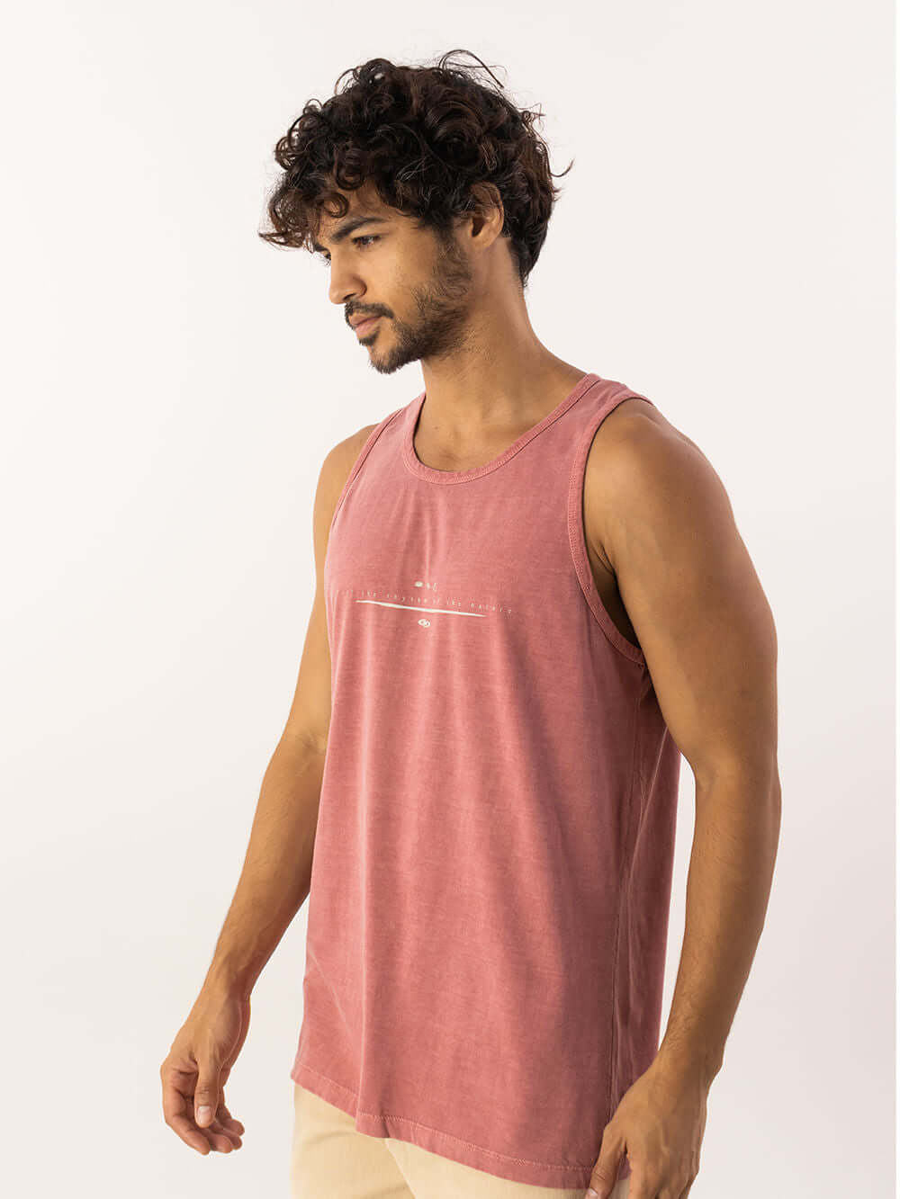 Regata masculina vermelha da Greenish, em algodão, ideal para o verão e atividades ao ar livre.