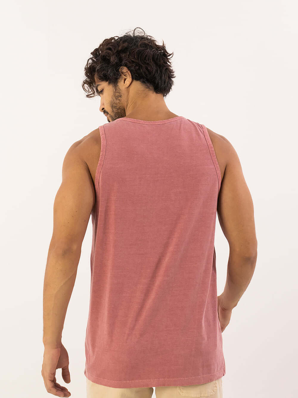 Regata masculina vermelha da Greenish, em algodão, com corte minimalista e toque confortável.