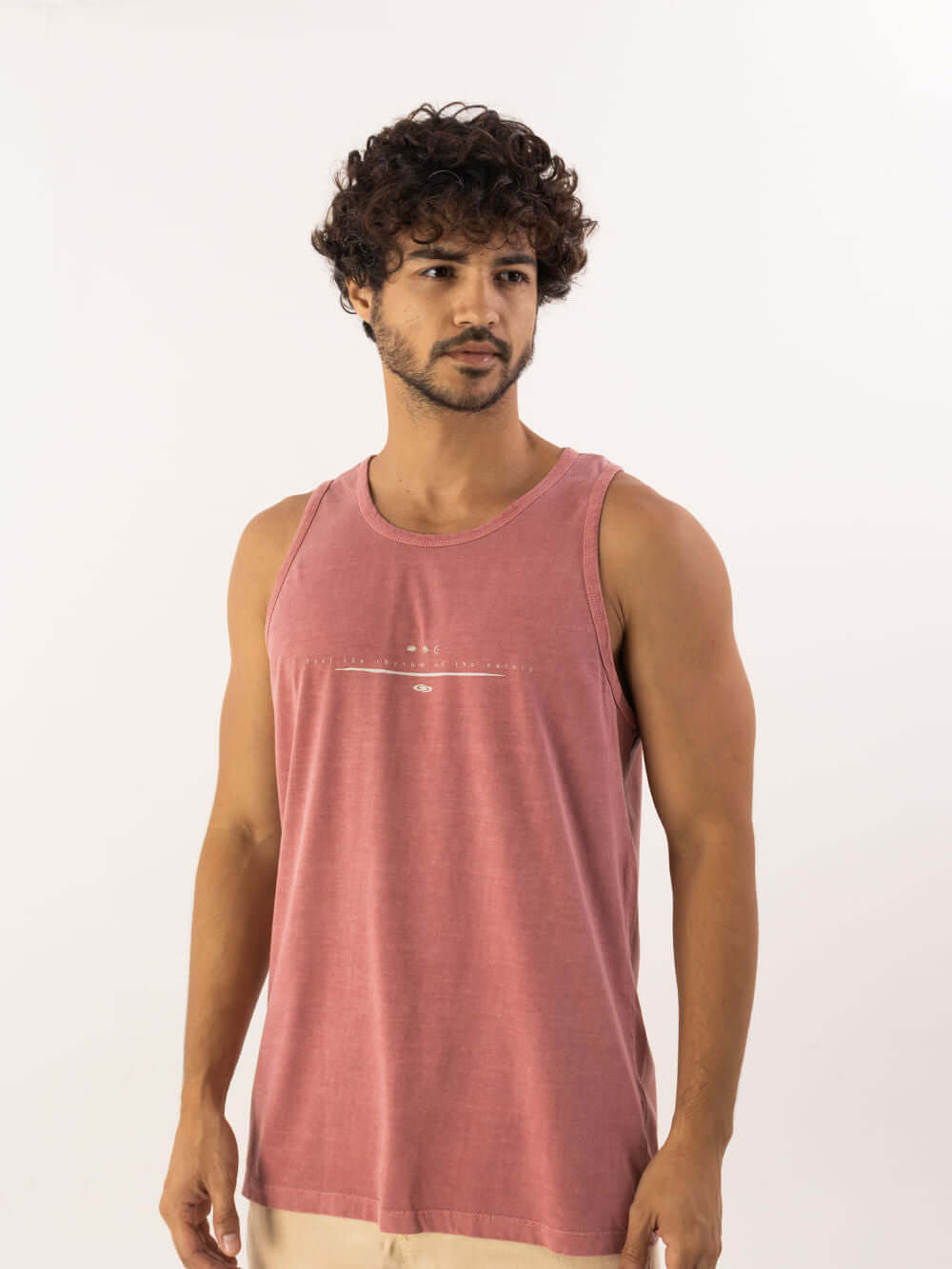 Regata Stone Icones Vermelho da Greenish, confortável e despojada, ideal para treinos e passeios.