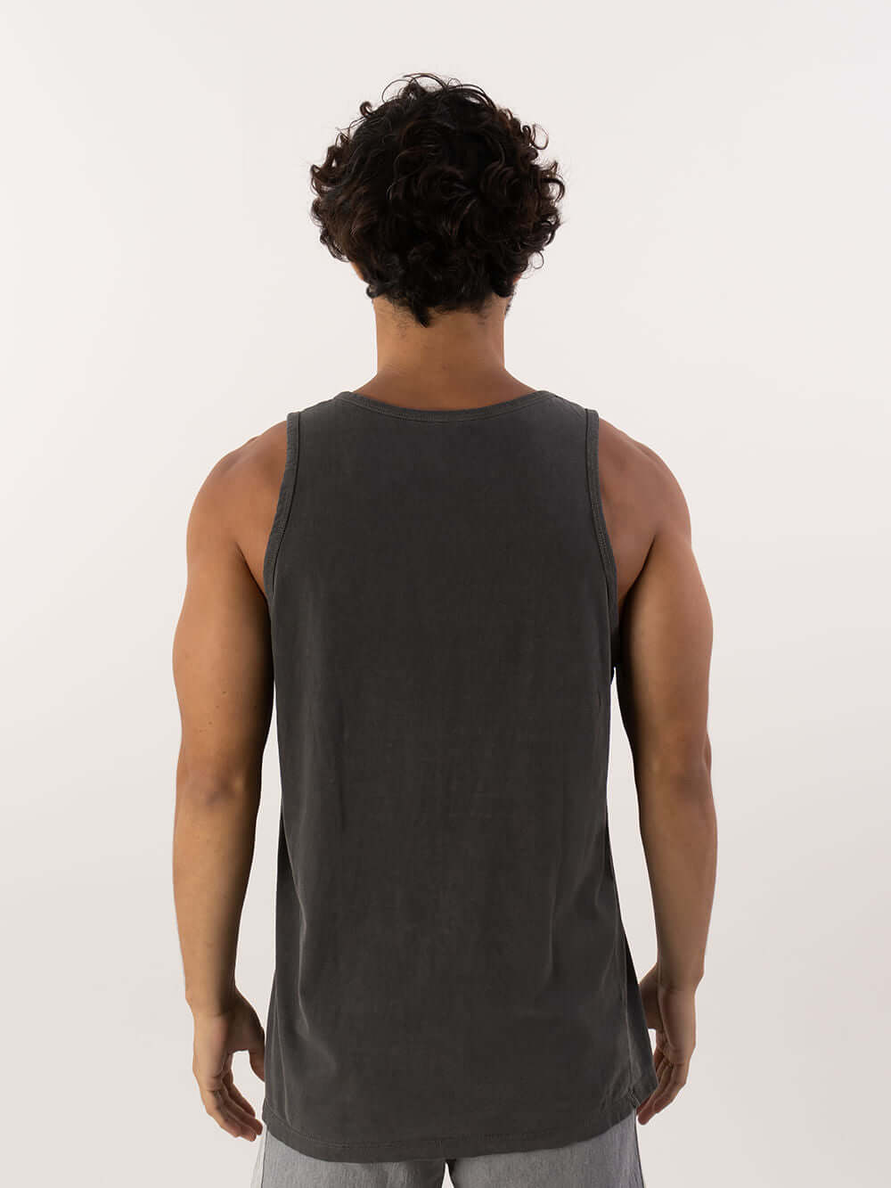 Regata Chumbo masculina da Greenish, feita em algodão, com design minimalista e confortável.