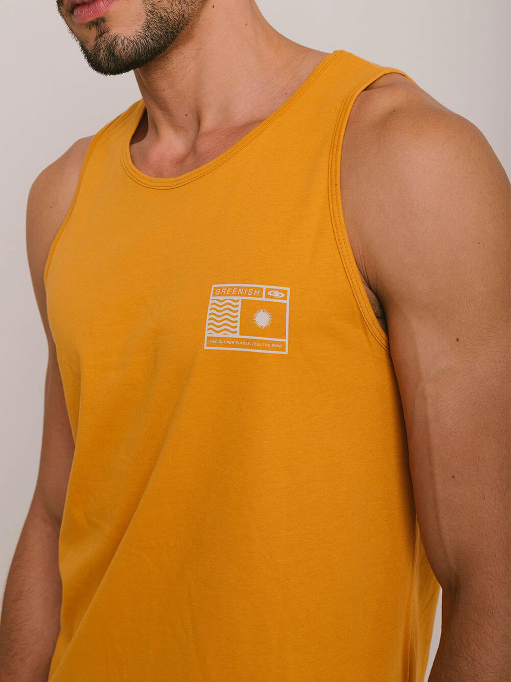 Regata básica amarela Greenish, em 100% algodão sustentável, com design original e toque leve.