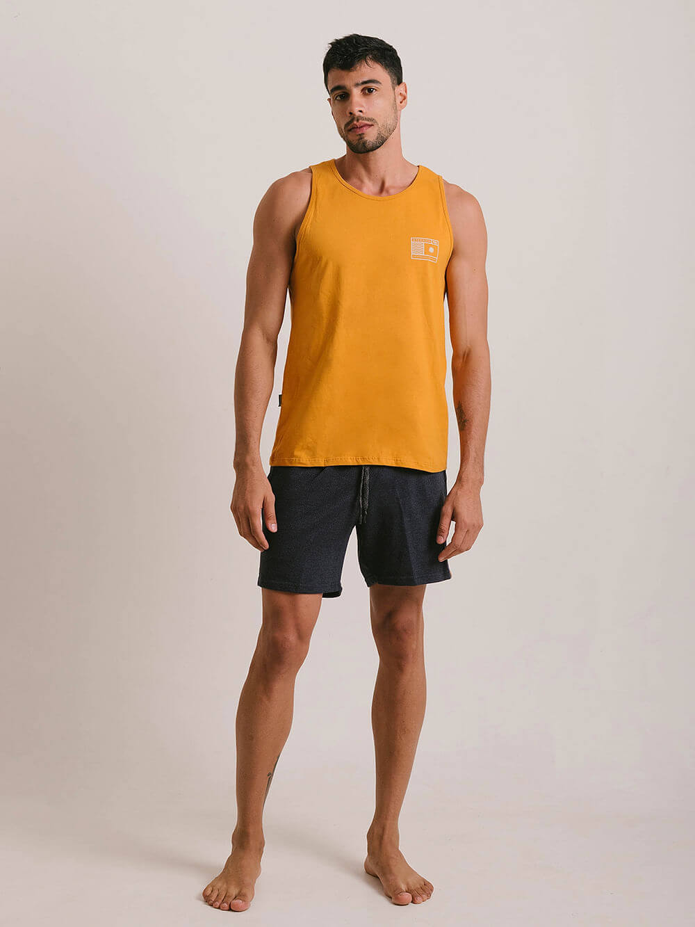 Regata básica amarela da Greenish, em algodão sustentável, modelo clássico ideal para conforto diário.