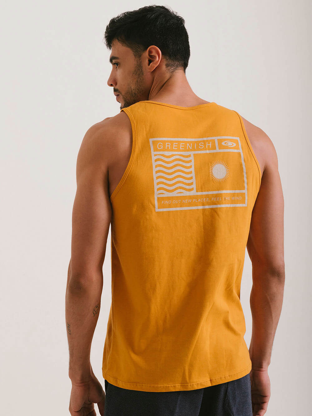 Modelo usando regata básica amarela Greenish com design sustentável e toque leve, perfeita para o dia a dia.