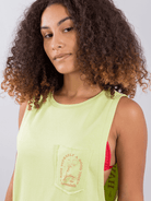 Imagem de regata verde da Greenish, com estampa divertida e design leve, ideal para dias quentes.
