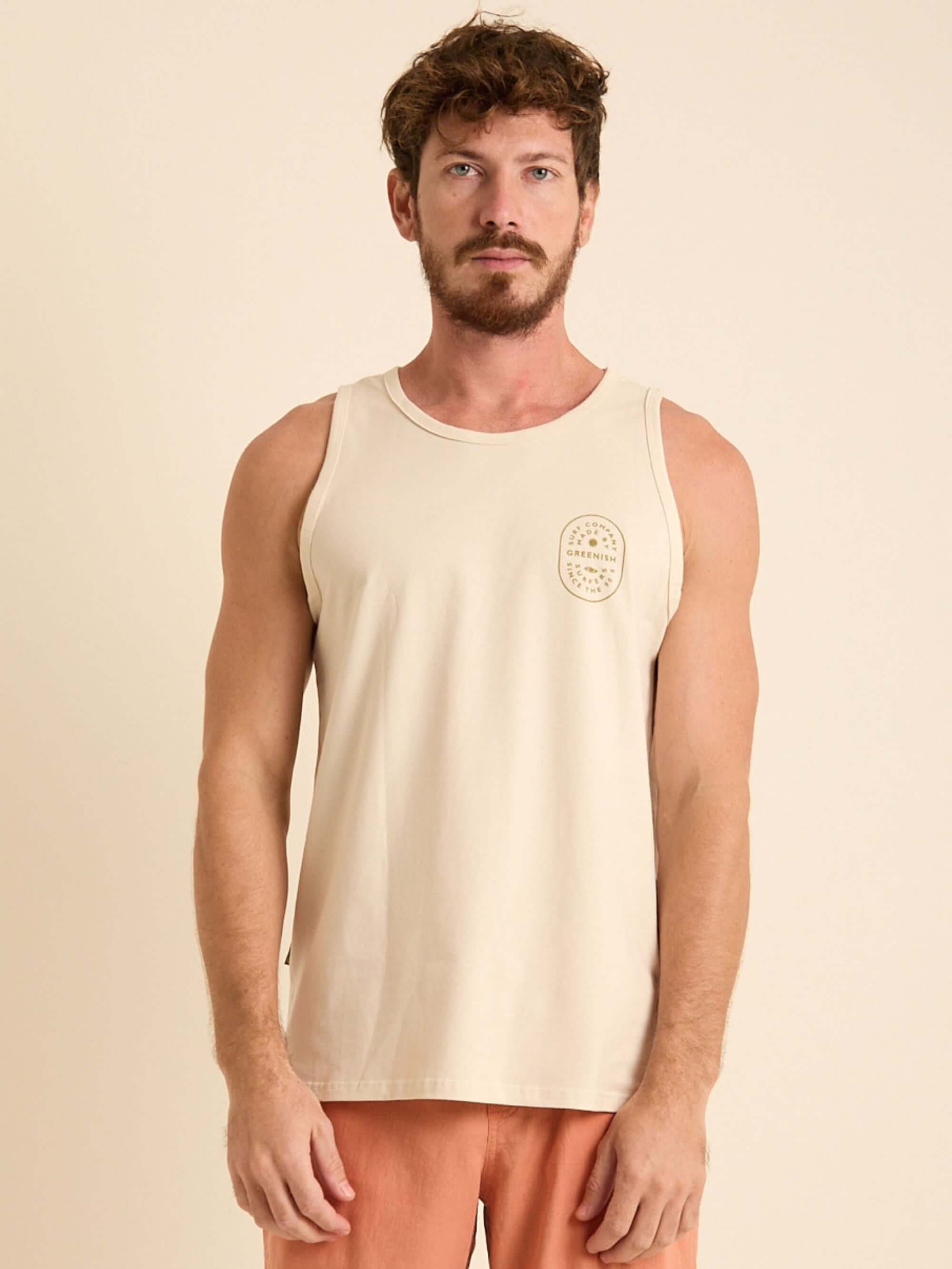 Regata Surf Company bege minimalista e confortável, ideal para praia e treinos. Estampa exclusiva Greenish.