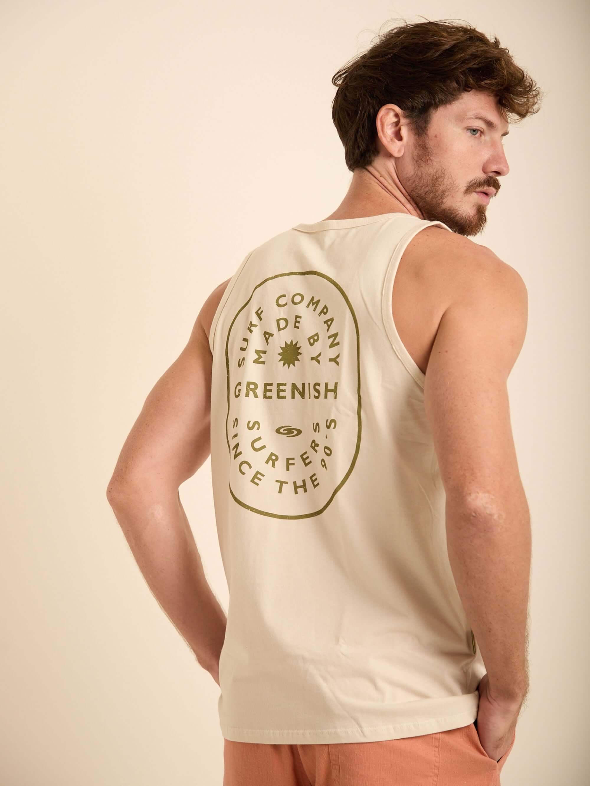 Regata minimalista da Greenish, confortável e ideal para praia, com estampa exclusiva e gola em viés.