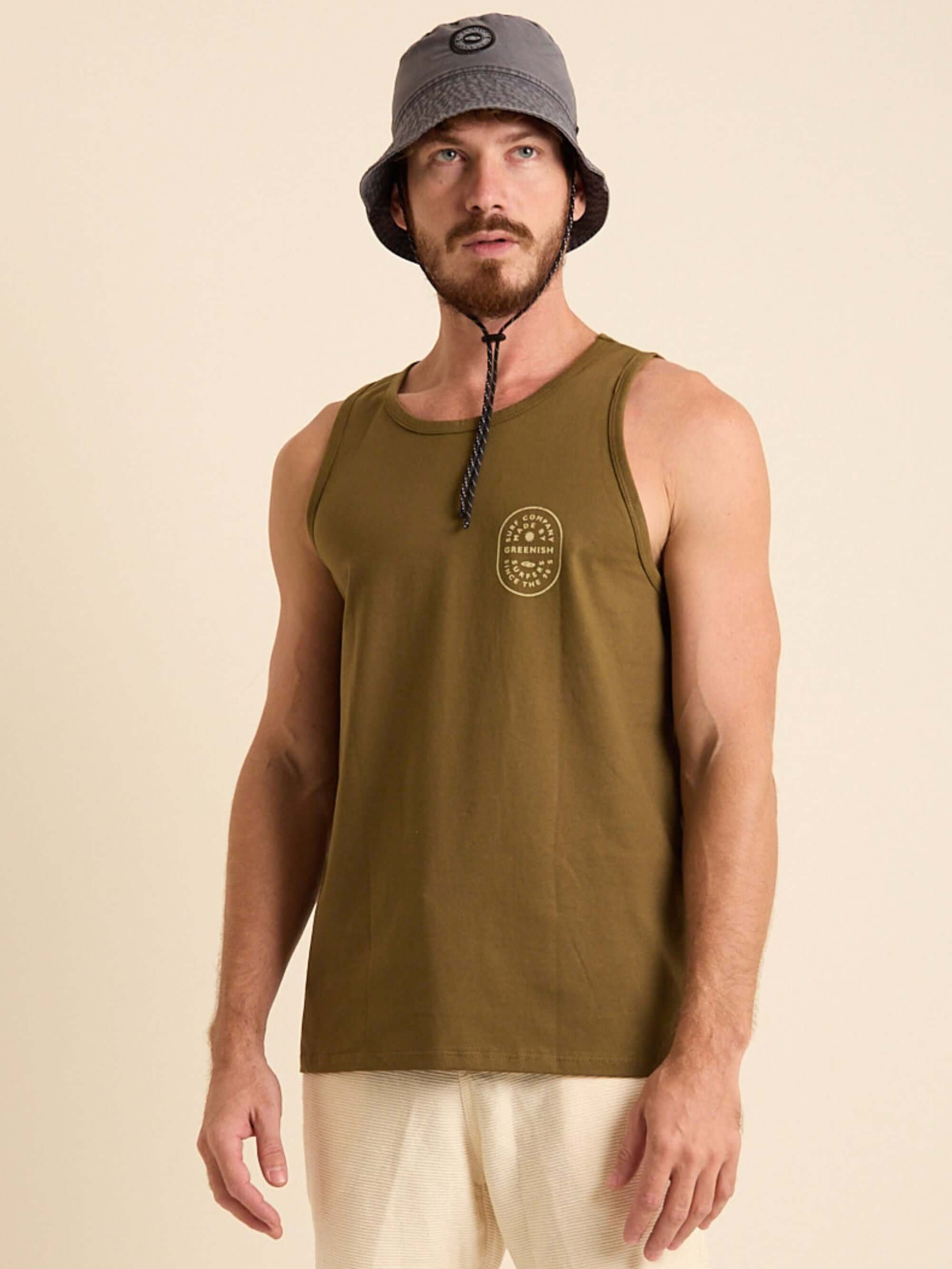 Regata Surf Company verde escuro, confortável e minimalista, ideal para atividades ao ar livre e praia.