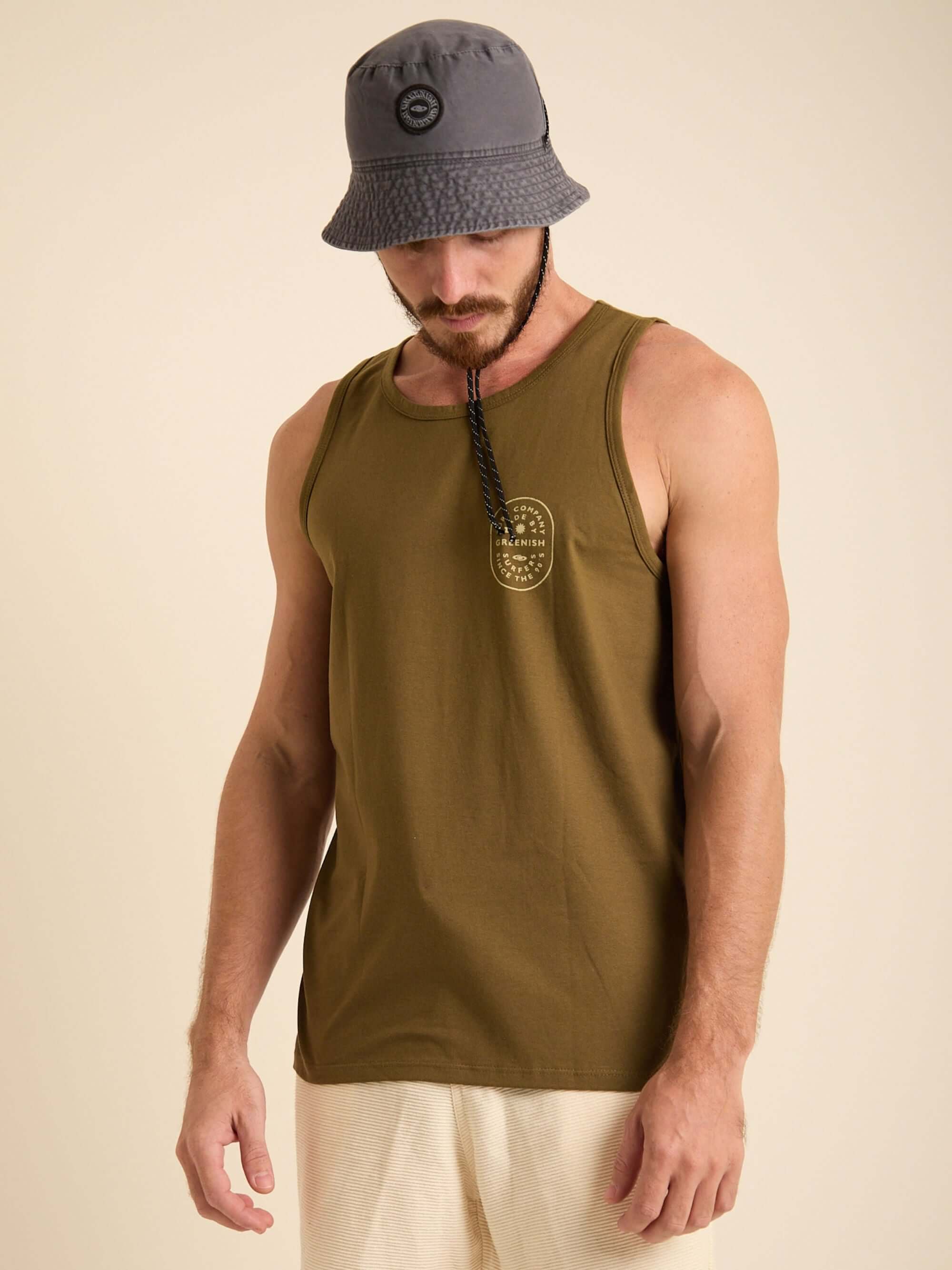 Modelo usando regata verde escuro da Greenish, ideal para praia e treinos, estilo minimalista e confortável.