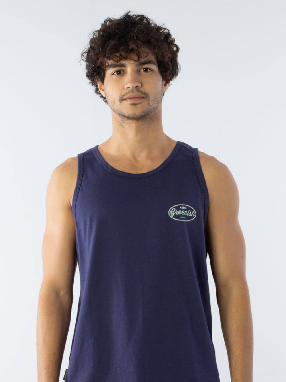 Regata azul marinho Greenish, modelo clássico, 100% algodão sustentável, toque leve e confortável.