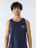 Regata azul marinho Greenish, modelo clássico, 100% algodão sustentável, toque leve e confortável.