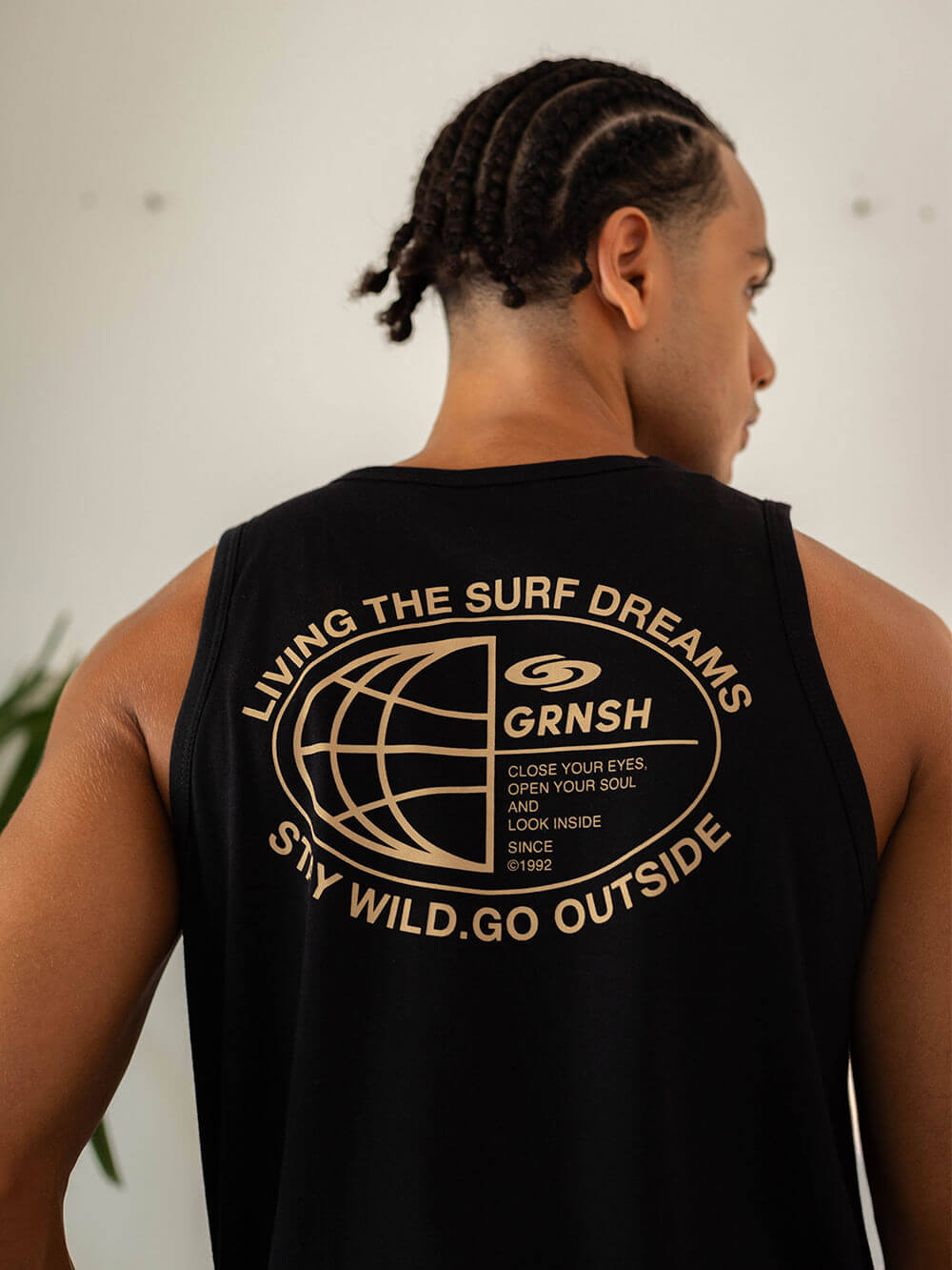 Camiseta regata preta da Greenish com estampa minimalista, ideal para atividades ao ar livre e surf.