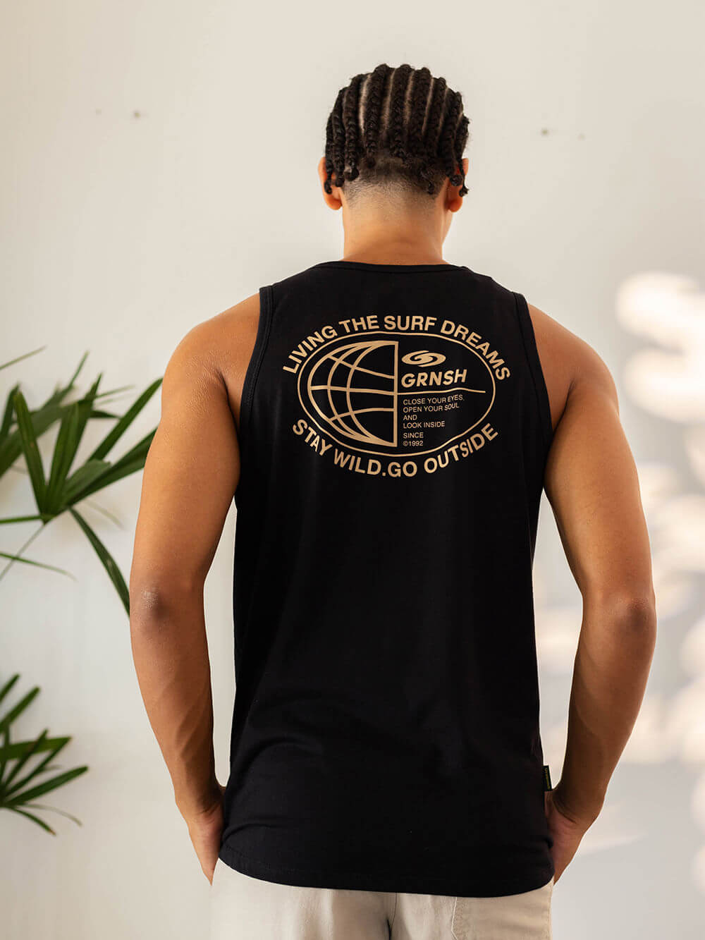 Regata preta Greenish com estampa "Living the Surf Dreams" e slogan "Stay Wild. Go Outside".