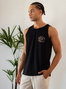Regata preta da Greenish com estampa elegante, ideal para o verão e estilo casual.