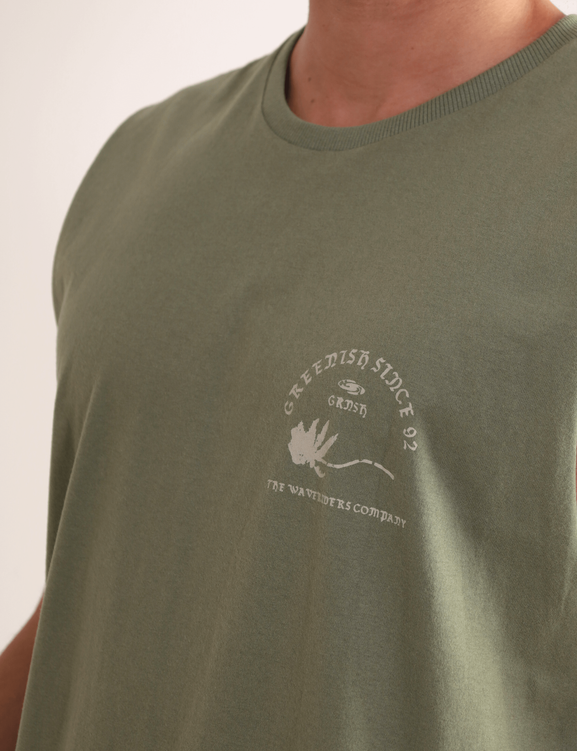 Regata Larga - Verde Greenish, 100% algodão, símbolo de liberdade, toque suave, caimento leve, para viver com autenticidade e conexão.