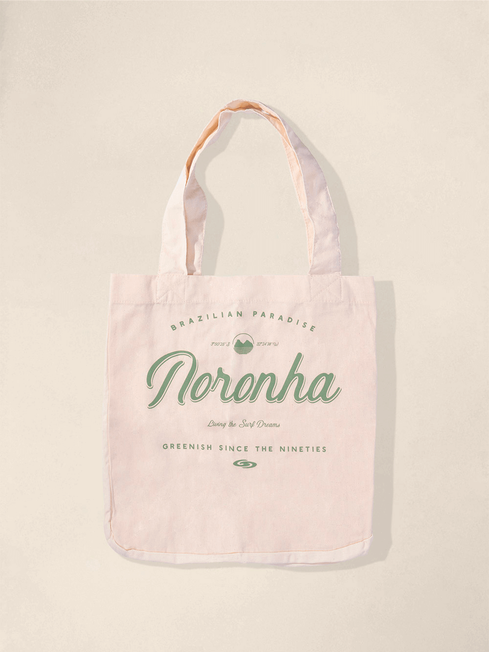 Sacola Noronha bege da Greenish, eco-friendly, com design inspirado no paraíso brasileiro e estilo despojado.