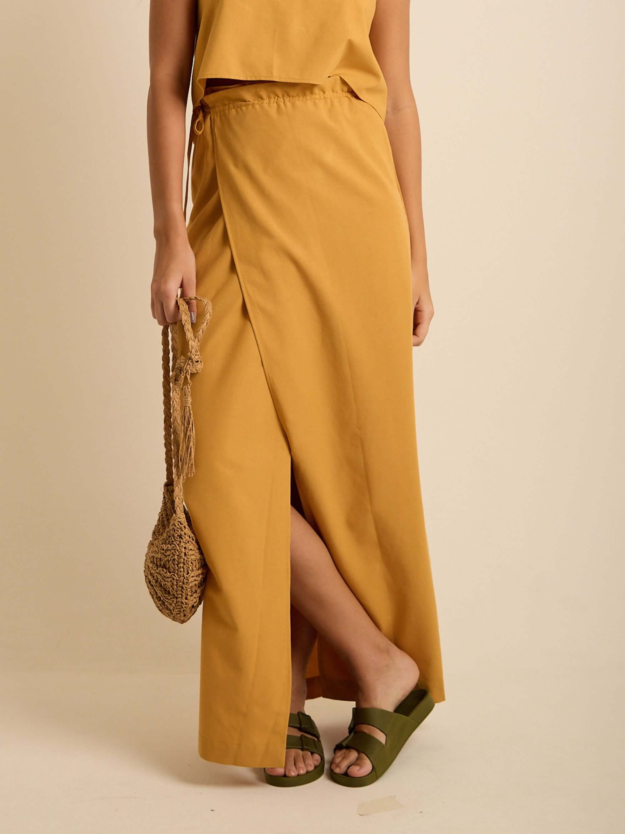 Saia Longa Envelope Hera bege da marca Greenish, elegante e confortável, com caimento soltinho e amarrações modernas.