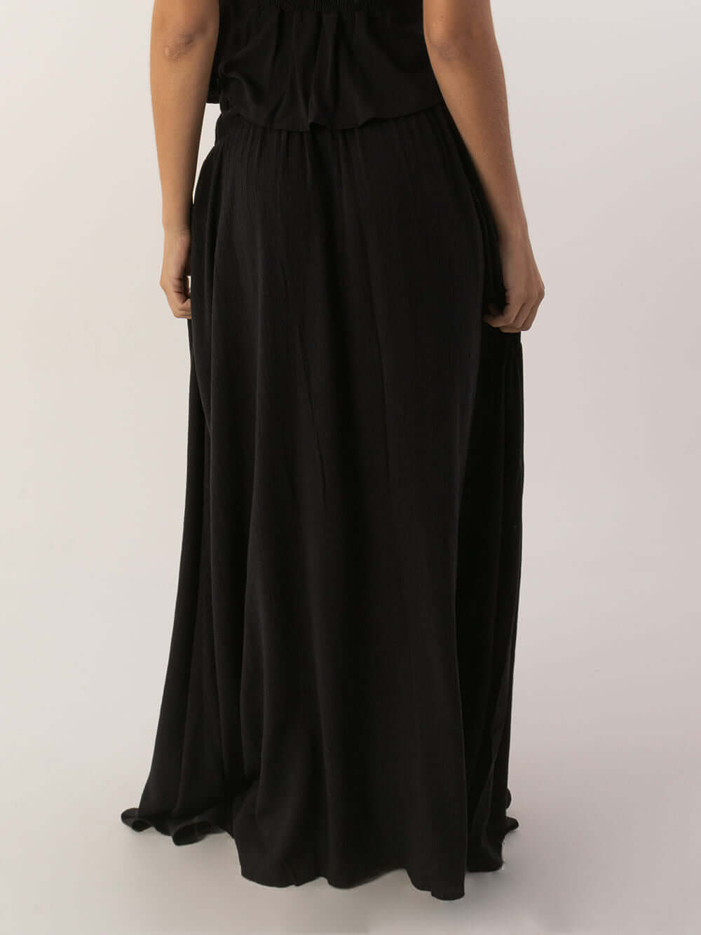 Saia longa preta da marca Greenish, apresentada na vista traseira, com caimento leve e confortável.