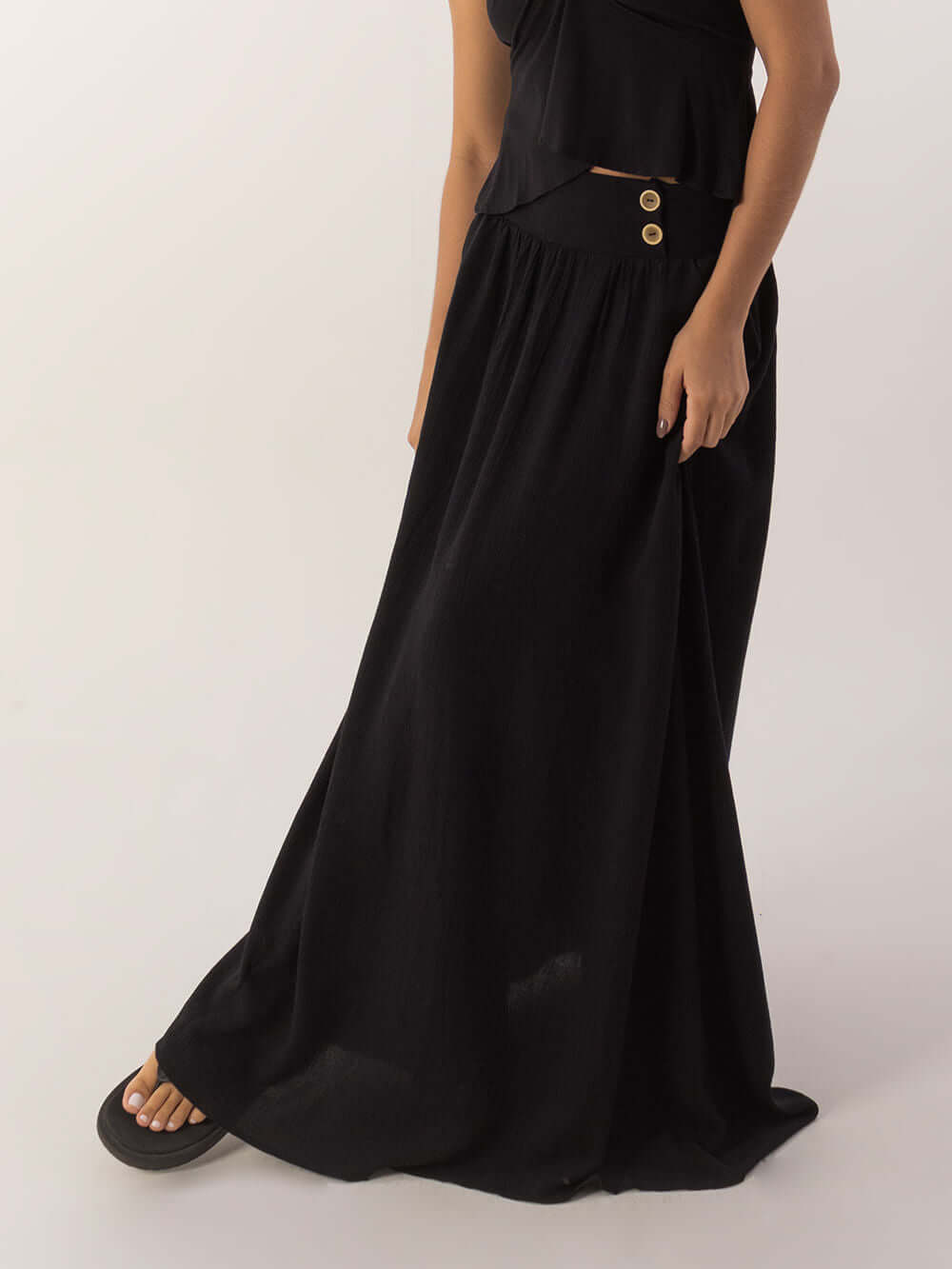 Saia longa preta da marca Greenish, com detalhes de botões, ideal para looks elegantes e descontraídos.