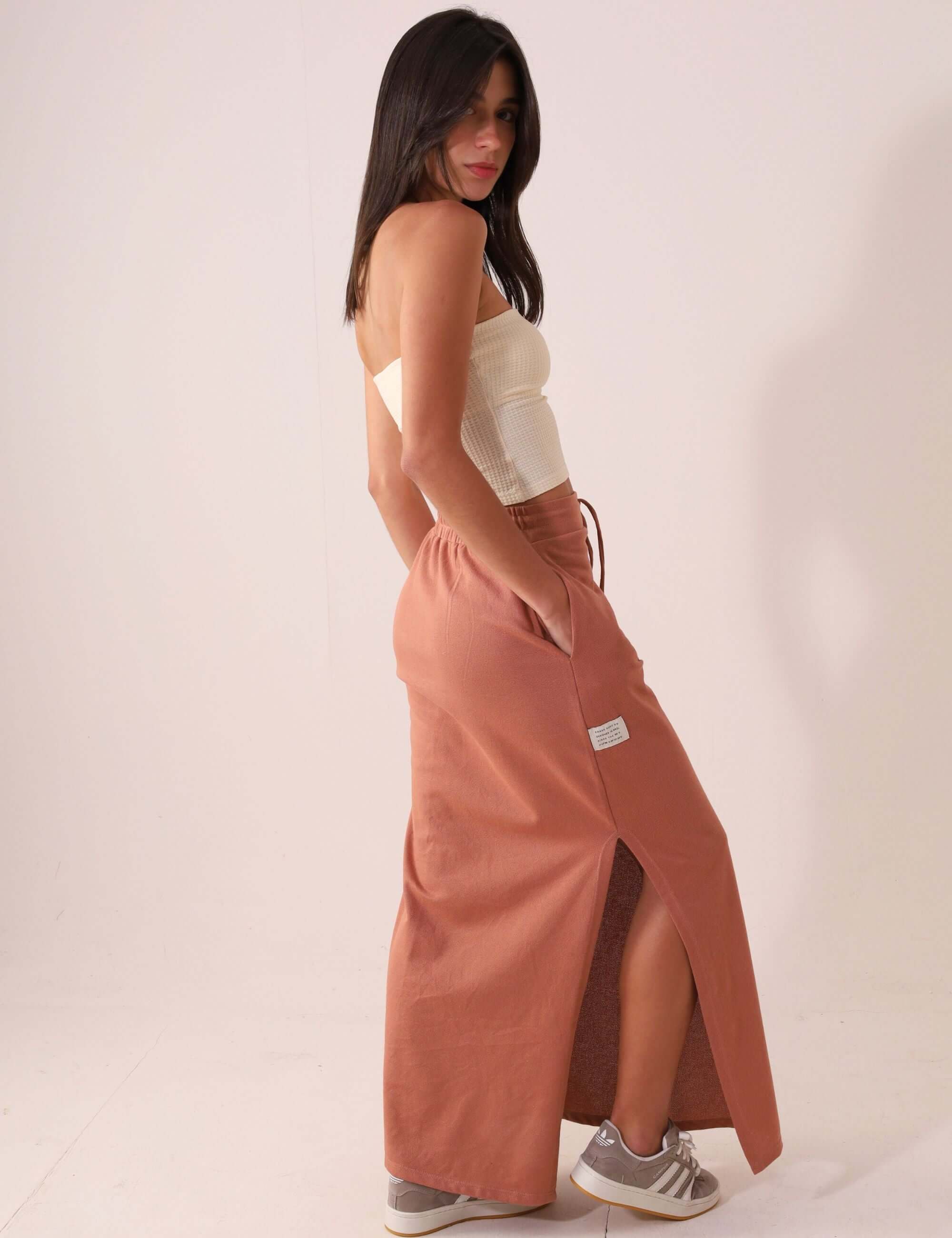 Saia Greenish SAIA MIDI DÉA - CHOCOLATE com fenda lateral e design despojado, em malha canelada confortável.