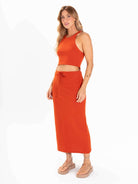 Saia Midi Issy Telha da Greenish, sofisticada e versátil, perfeita para diversas ocasiões. Confortável e estilosa!