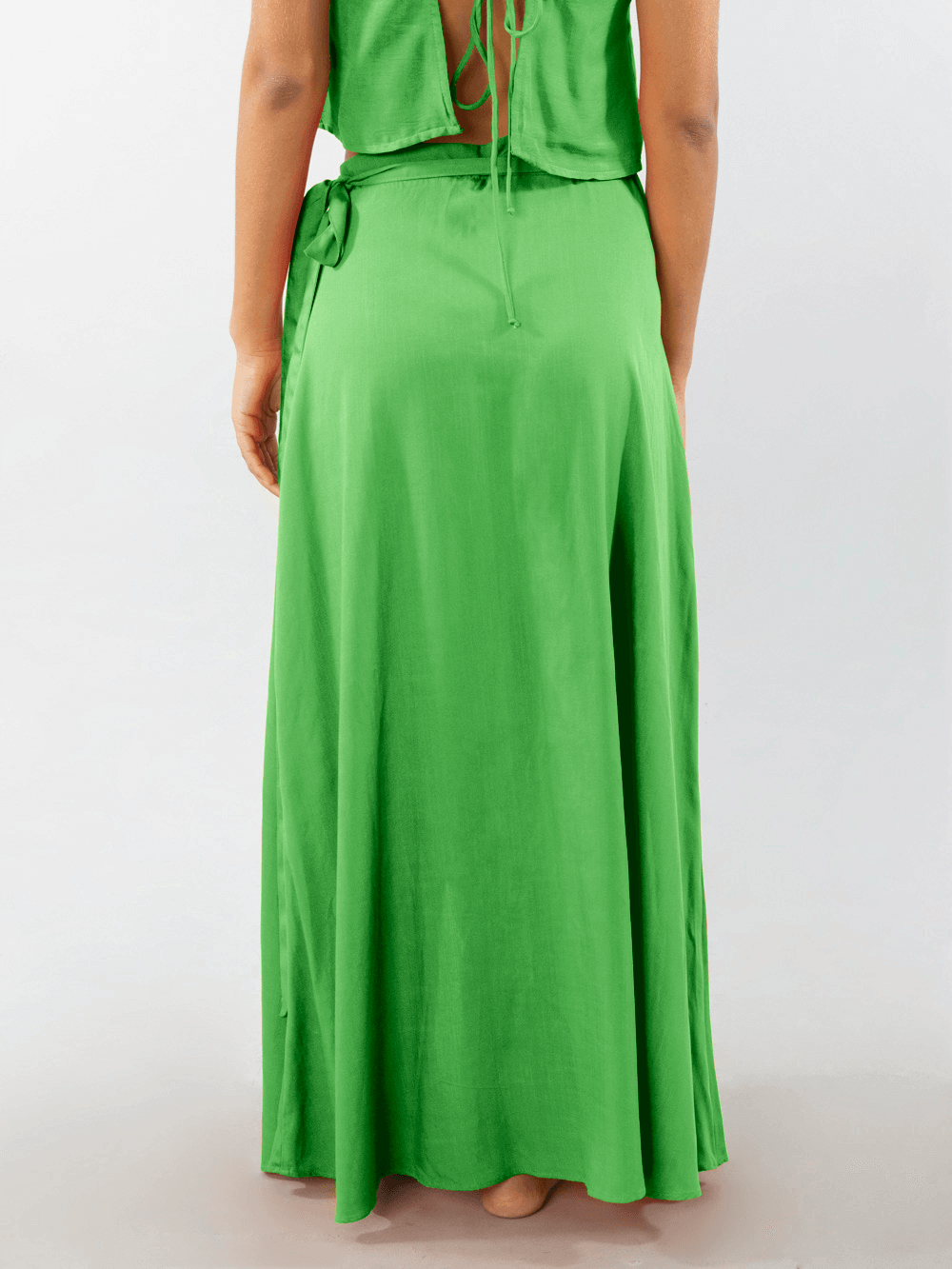 Saia midi Serena verde da marca Greenish, com caimento soltinho e modelagem envelope, ideal para estilo e conforto.