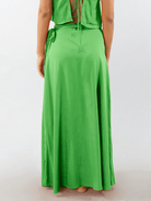 Saia midi Serena verde da marca Greenish, com caimento soltinho e modelagem envelope, ideal para estilo e conforto.