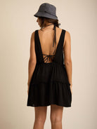 Saída de Praia Blair da Greenish, elegante vestido preto com decote em U e caimento soltinho.