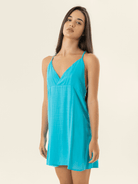 Saída de praia Frida na cor azul da marca Greenish, com design leve e elegante, ideal para dias de sol.