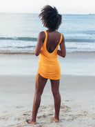 Saída de praia Hanna laranja da Greenish, com decote em U e franzido, ideal para verão na praia.