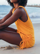 Saída de Praia Hanna laranja da Greenish, tecido leve, decote em U e franzido, ideal para o verão na praia.