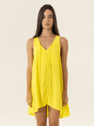 Saída de Praia Mariscal amarela da marca Greenish, leve e estilosa, ideal para dias ensolarados.