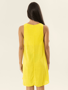 Saída de praia Mariscal amarelo da marca Greenish, vista de trás em modelo feminino.
