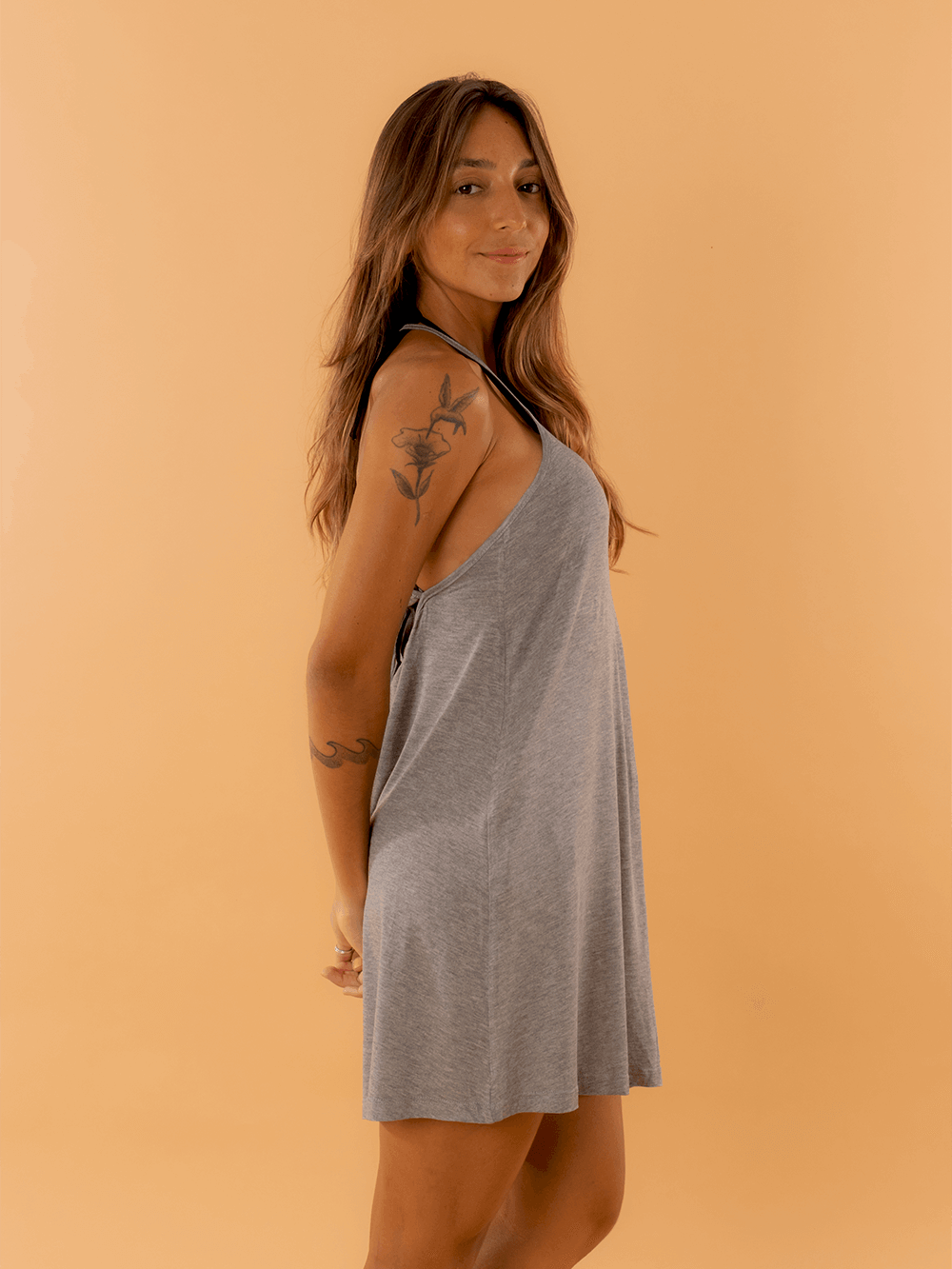 Saída de Praia Sana cinza da marca Greenish, modelo leve com alças, ideal para dias de sol.