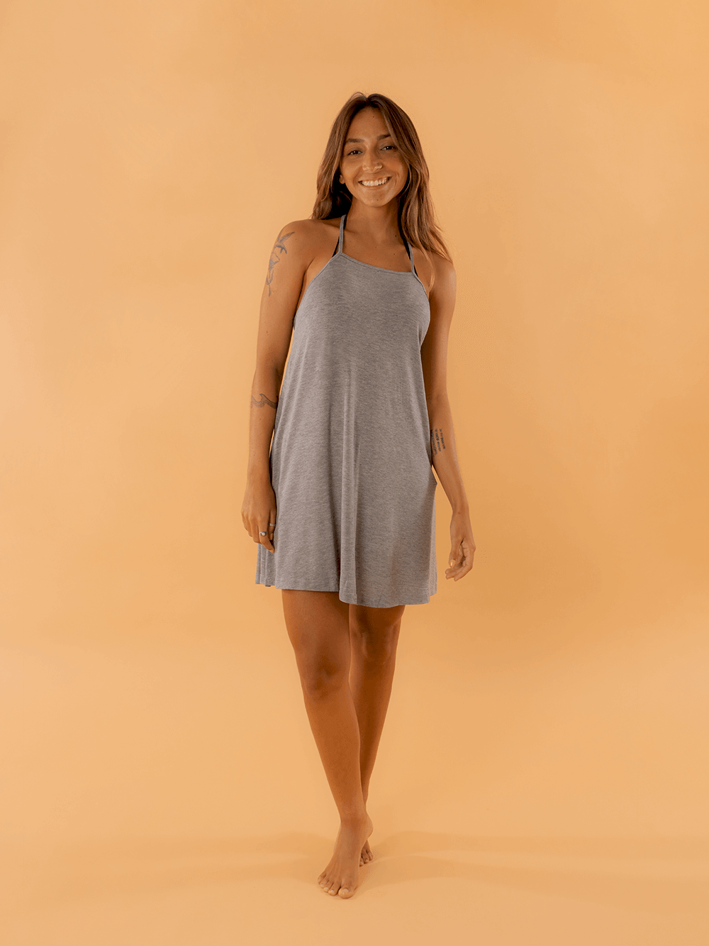 Saída de praia cinza da Greenish, ideal para dias ensolarados, com design leve e confortável.