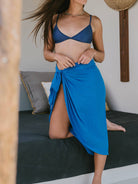 Sarong praia Lana azul da marca Greenish, mostrando estilo e conforto para o verão.