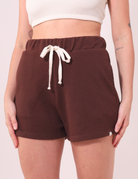 Short Amélia Marron leve e prático da Greenish com elástico e cordão, ideal para conforto e estilo casual. Perfeito para o dia a dia.
