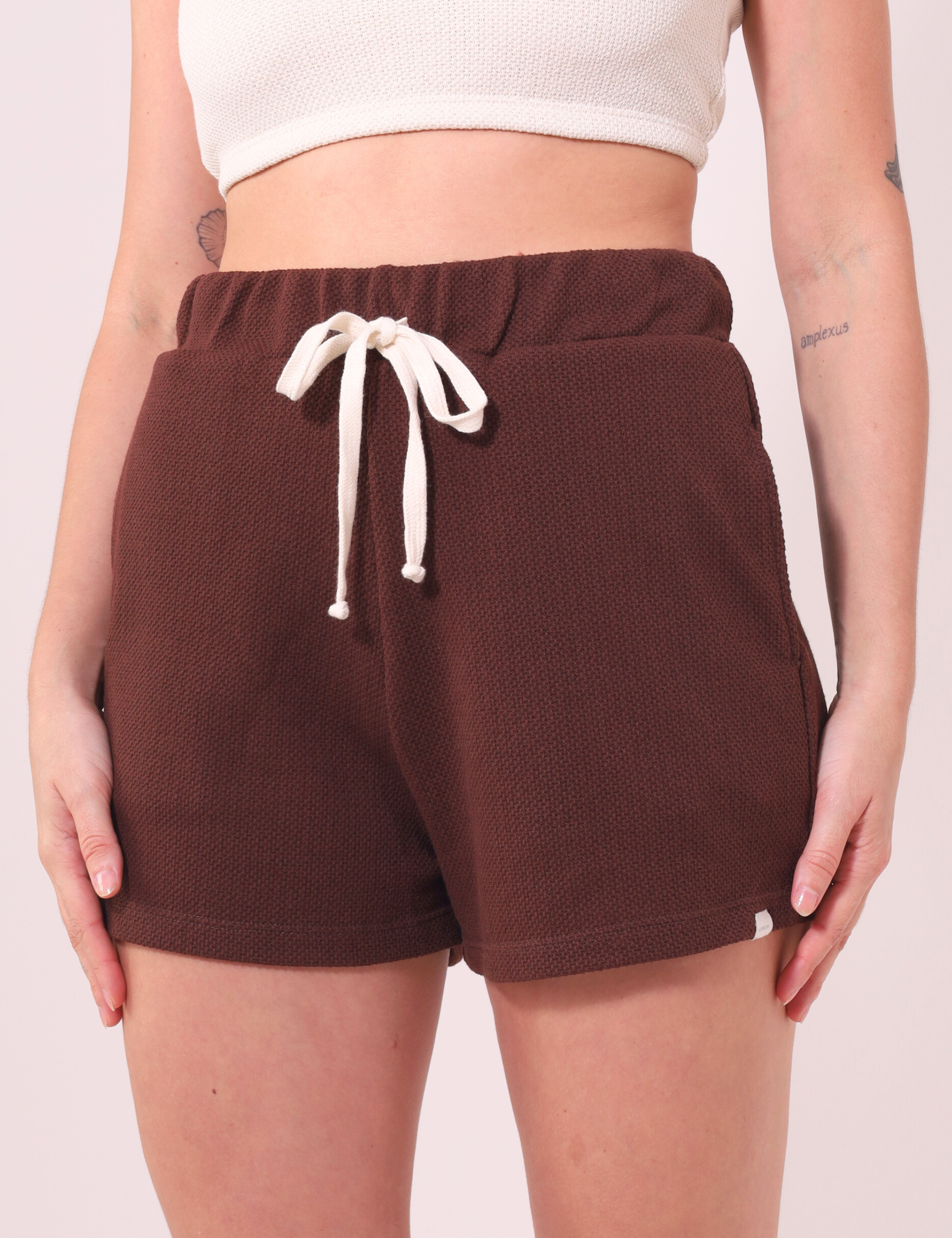 Short Amélia Marron leve e prático da Greenish com elástico e cordão, ideal para conforto e estilo casual. Perfeito para o dia a dia.