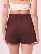 Short Amélia Marron da Greenish na parte traseira, com caimento soltinho, elástico embutido e tecido confortável, ideal para o dia a dia.