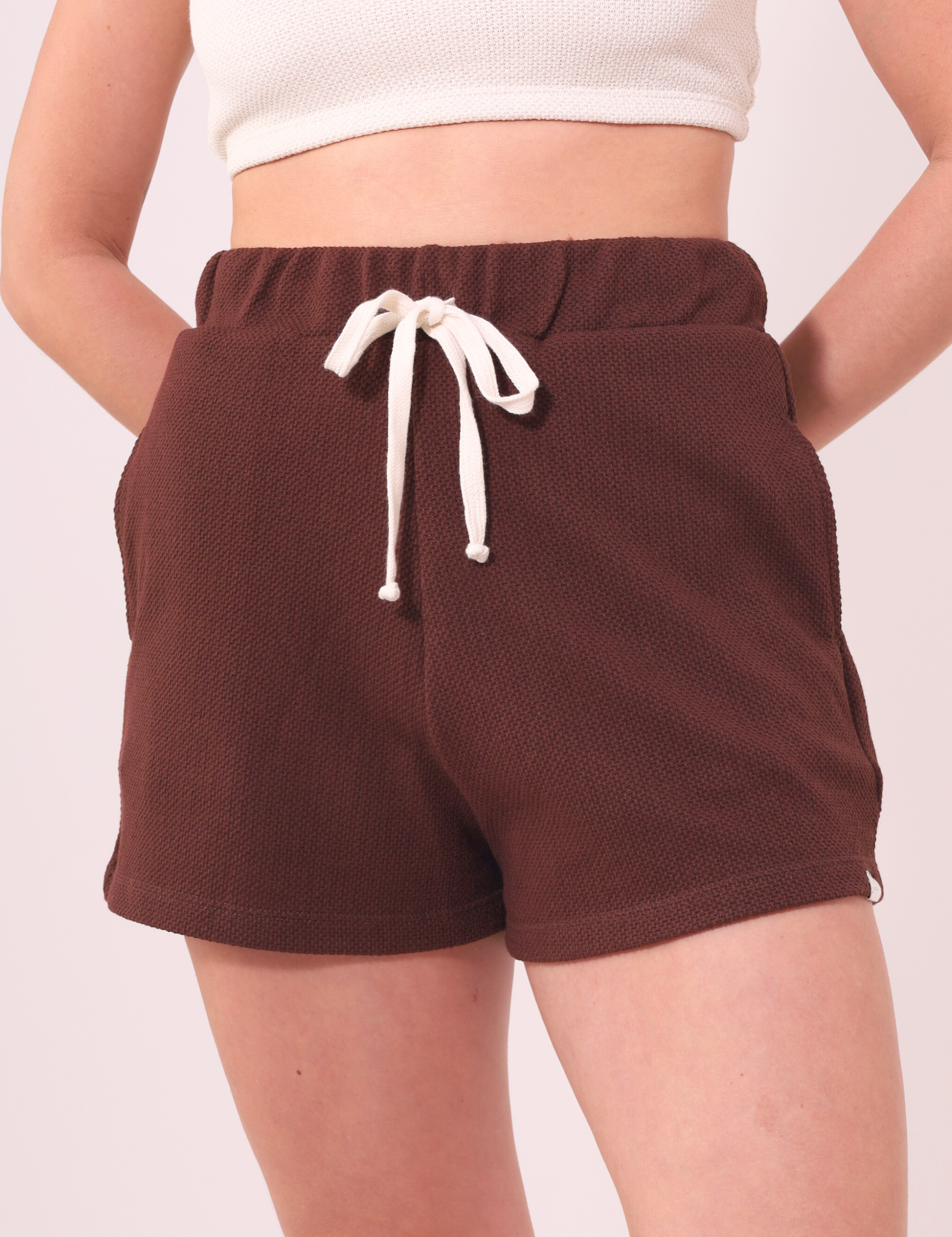 Short Amélia Marron com elástico embutido e cordão de algodão, estilo casual da marca Greenish, ideal para conforto e praticidade no dia a dia.