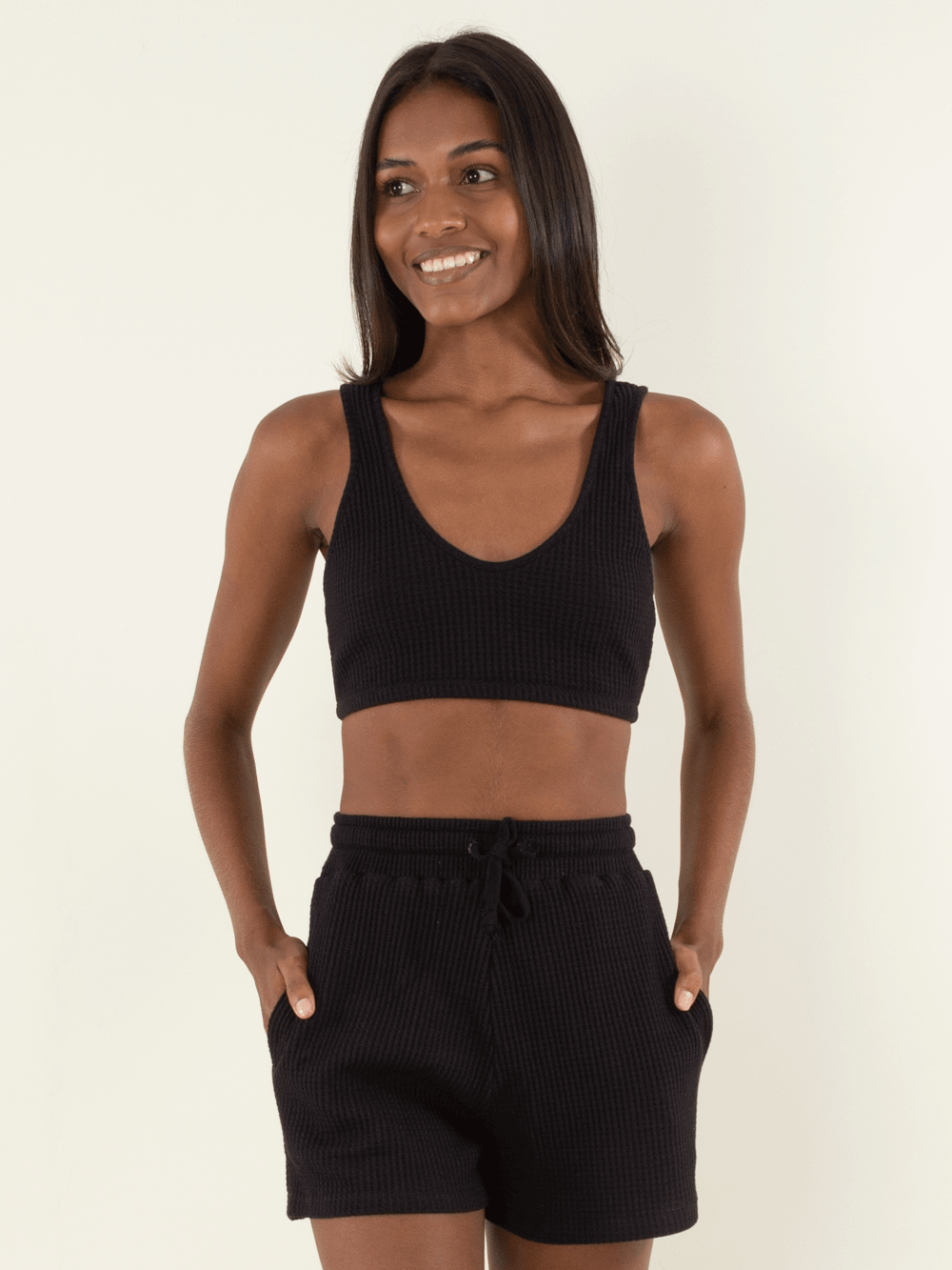 Conjunto short e top preto da marca Greenish, ideal para um look confortável e estiloso.