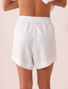 SHORT ÁUREA - OFF WHITE, Short leve e sofisticado da Greenish, com bolsos laterais e bainha de 4cm, ideal para dias quentes.