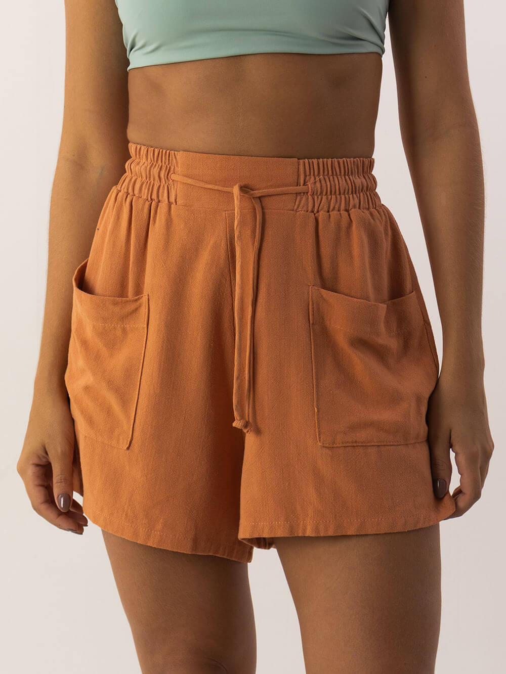 Short Casual Ana Coral da Greenish, confeccionado em linho e viscose, com cós elástico e bolsos práticos.