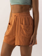 Short Casual Ana Coral da Greenish, em tecido misto, com cós elástico e bolsos, ideal para looks versáteis.
