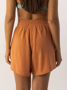 Short Casual Ana em coral da Greenish, com cós elástico e ajuste personalizado, ideal para looks confortáveis.