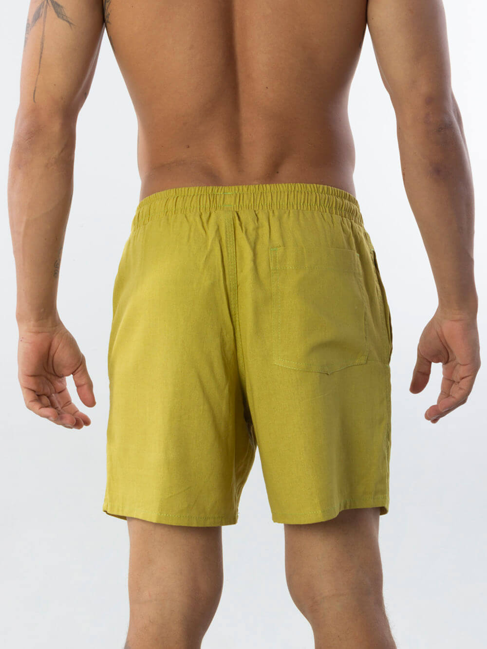 Short casual Greenish verde oliva, visual traseiro, ideal para looks de verão. Conforto e estilo em todas as ocasiões.