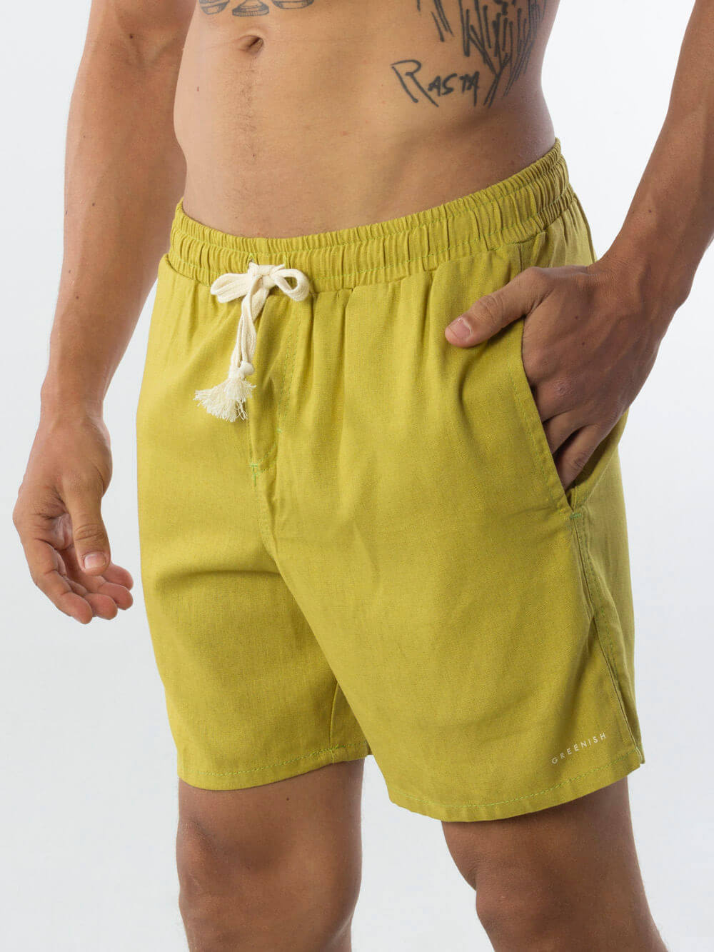Shorts casuais verde oliva da Greenish, confortáveis e ideais para o verão, com bolsos laterais e fechamento com corda.