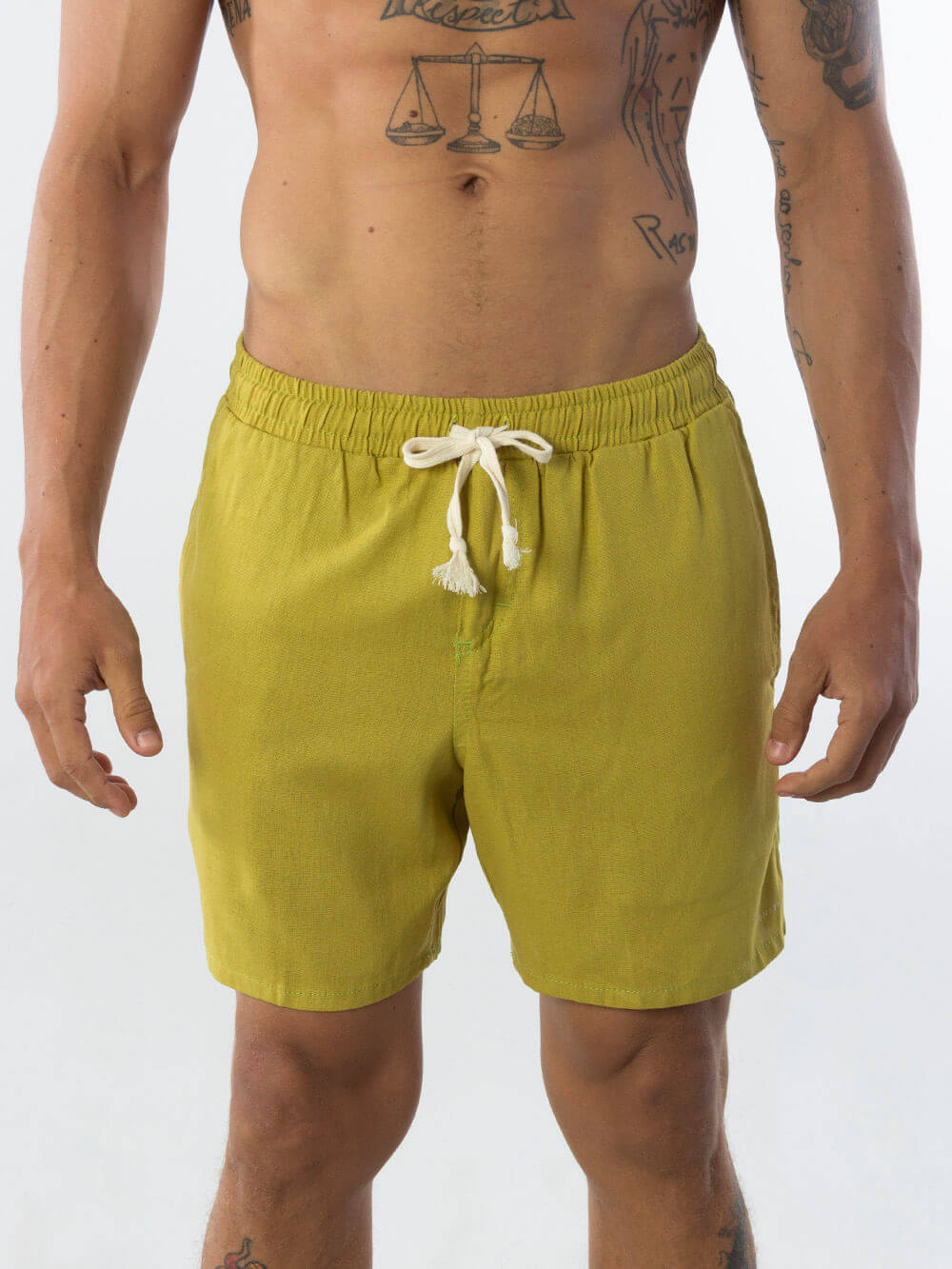 Short casual de linho verde oliva da Greenish, ideal para looks de verão, com cordão e bolsos laterais.