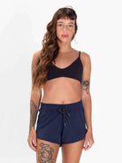 Modelo usando short feminino azul marinho Active Basic Flex da Greenish, ideal para dias quentes e looks esportivos.